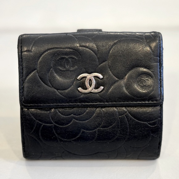Chanel Camellia CC Logo Lambskin Wallet - Picture 1 of 10